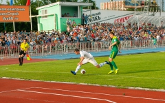 Олег Чернышов в попытке достать мяч