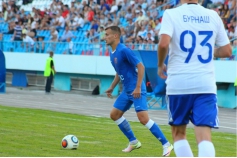 Евгений Шляков контролирует мяч