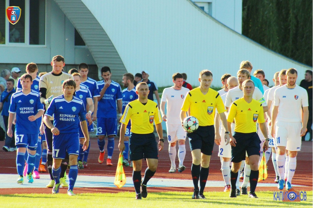 "Тамбов" - "Авангард" 3:1 (1:0). Команды выходят на поле