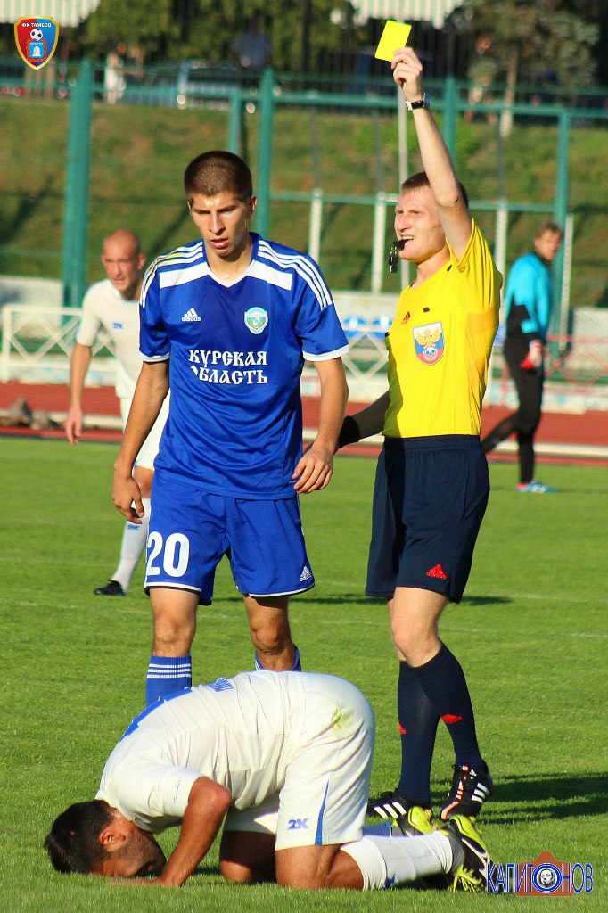 "Тамбов" - "Авангард" 3:1 (1:0). Игрок Авангарда получает желтую карточку