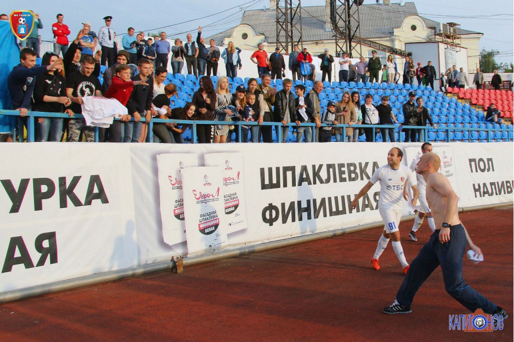 Празднование чемпионства!. Майки на трибуну!